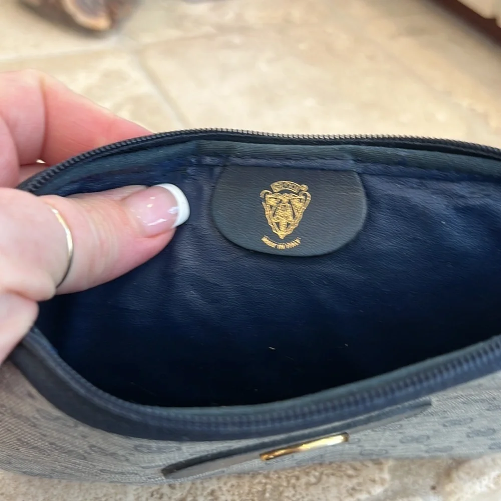 Gucci vintage makeup case. In good condition. Zipper works. 7x4 inches